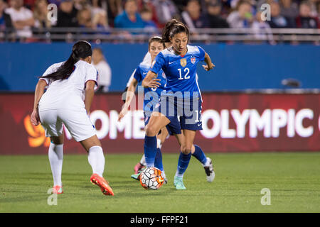 Frisco, Texas, USA. 15. Februar 2016. Vereinigten Staaten vorwärts Christen Presse (12) dribbelt den Ball während des Spiels zwischen den Vereinigten Staaten und Puerto Rico während der CONCACAF 2016 Olympischen Qualifying Meisterschaft im Toyota-Stadion in Frisco, Texas. Der USA besiegte Puerto Rico 10-0. Shane Roper/CSM/Alamy Live-Nachrichten Stockfoto