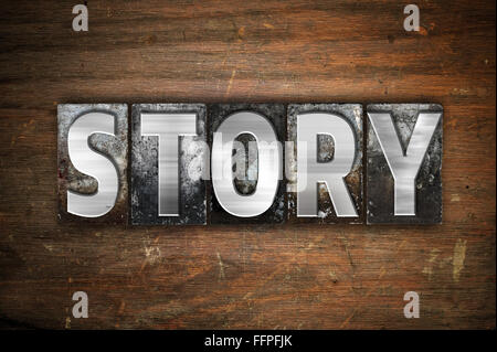 Das Wort "Geschichte" in Vintage Metall Buchdruck Typ auf einem alten hölzernen Hintergrund geschrieben. Stockfoto