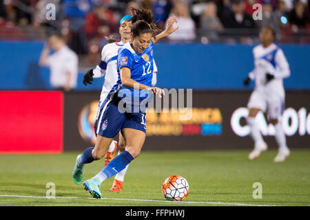 Frisco, Texas, USA. 15. Februar 2016. Vereinigten Staaten vorwärts Christen Presse (12) dribbelt den Ball während des Spiels zwischen den Vereinigten Staaten und Puerto Rico während der CONCACAF 2016 Olympischen Qualifying Meisterschaft im Toyota-Stadion in Frisco, Texas. Der USA besiegte Puerto Rico 10-0. Shane Roper/CSM/Alamy Live-Nachrichten Stockfoto