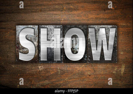 Das Wort "Show" in Vintage Metall Buchdruck Typ auf einem alten hölzernen Hintergrund geschrieben. Stockfoto