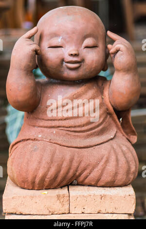 lächelnd buddhistische Anfänger aus Lehm, Thai-Stil gemacht Stockfoto