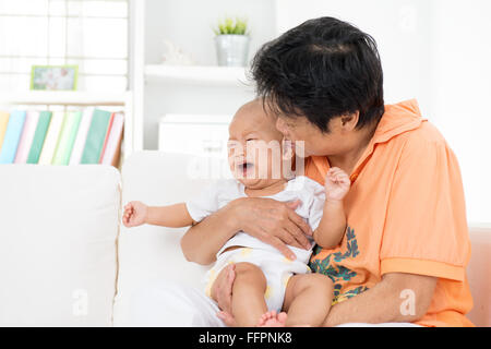 Babysitter, tröstlich schreiendes Baby junge zu Hause. Stockfoto