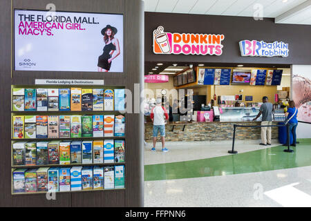 Florida South, Fort Ft. Drum Service Plaza, Turnpike, Autobahn, Mautstraße, Rasthaltestelle, Food Court plaza, Dunkin' Donuts, Baskin Robbins, Schild, Kiosk, Informationen, l Stockfoto