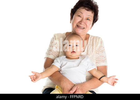 Porträt des asiatischen Großmutter und Enkel. Isoliert auf weißem Hintergrund. Stockfoto