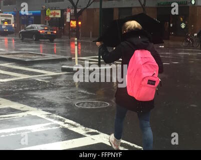 New York City, USA. 16. Februar 2016. Überflutete Straßen in NYC Credit: ein Andersson/Alamy Live-Nachrichten Stockfoto