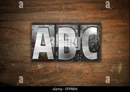 Das Wort "ABC" in Vintage Metall Buchdruck Typ auf einem alten hölzernen Hintergrund geschrieben. Stockfoto