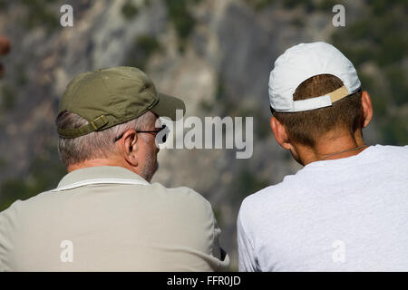 Zwei Männer, die eine ernsthafte Diskussion in einer im Freieneinstellung. Stockfoto