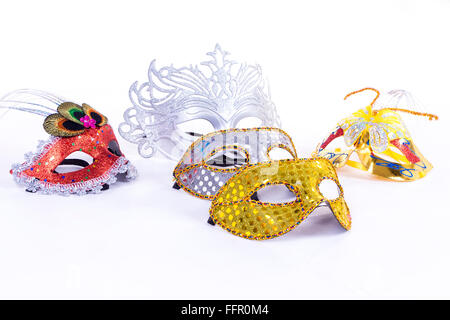 Gruppe der Masken auf einem weißen Hintergrund platziert Stockfoto
