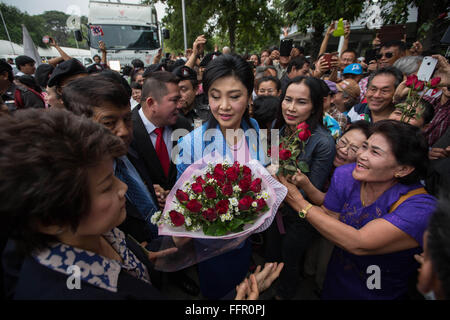 Bangkok, Bangkok, Thailand. 17. Februar 2016. Gestürzten Thailands ehemalige Premierministerin Yingluck Shinawatra kommen beim Obersten Gerichtshof in Chaeng Wattana Regierungskomplex für die zweite Anhörung in Bangkok, Thailand am 17. Februar. Yingluck Shinawatra wurde vor Gericht seit 15. Januar 2016 über eine teure Reispolitik Programm, wenn sie für schuldig befunden sie aufstehen konnte im Gefängnis bis zu 10 Jahren. Bildnachweis: Guillaume Payen/ZUMA Draht/Alamy Live-Nachrichten Stockfoto