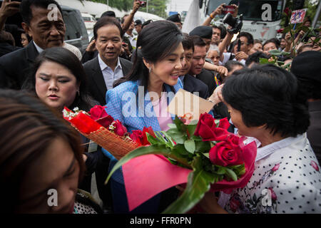 Bangkok, Bangkok, Thailand. 17. Februar 2016. Gestürzten Thailands ehemalige Premierministerin Yingluck Shinawatra kommen beim Obersten Gerichtshof in Chaeng Wattana Regierungskomplex für die zweite Anhörung in Bangkok, Thailand am 17. Februar. Yingluck Shinawatra wurde vor Gericht seit 15. Januar 2016 über eine teure Reispolitik Programm, wenn sie für schuldig befunden sie aufstehen konnte im Gefängnis bis zu 10 Jahren. Bildnachweis: Guillaume Payen/ZUMA Draht/Alamy Live-Nachrichten Stockfoto