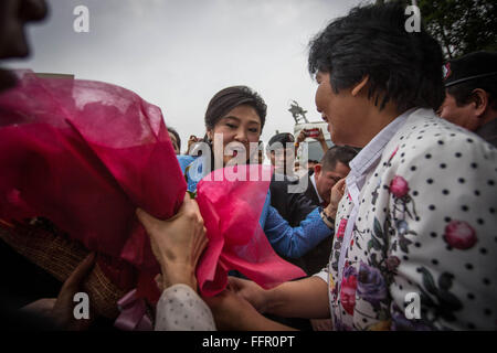 Bangkok, Bangkok, Thailand. 17. Februar 2016. Gestürzten Thailands ehemalige Premierministerin Yingluck Shinawatra kommen beim Obersten Gerichtshof in Chaeng Wattana Regierungskomplex für die zweite Anhörung in Bangkok, Thailand am 17. Februar. Yingluck Shinawatra wurde vor Gericht seit 15. Januar 2016 über eine teure Reispolitik Programm, wenn sie für schuldig befunden sie aufstehen konnte im Gefängnis bis zu 10 Jahren. Bildnachweis: Guillaume Payen/ZUMA Draht/Alamy Live-Nachrichten Stockfoto