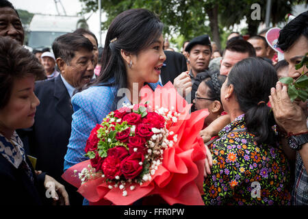 Bangkok, Bangkok, Thailand. 17. Februar 2016. Gestürzten Thailands ehemalige Premierministerin Yingluck Shinawatra kommen beim Obersten Gerichtshof in Chaeng Wattana Regierungskomplex für die zweite Anhörung in Bangkok, Thailand am 17. Februar. Yingluck Shinawatra wurde vor Gericht seit 15. Januar 2016 über eine teure Reispolitik Programm, wenn sie für schuldig befunden sie aufstehen konnte im Gefängnis bis zu 10 Jahren. Bildnachweis: Guillaume Payen/ZUMA Draht/Alamy Live-Nachrichten Stockfoto