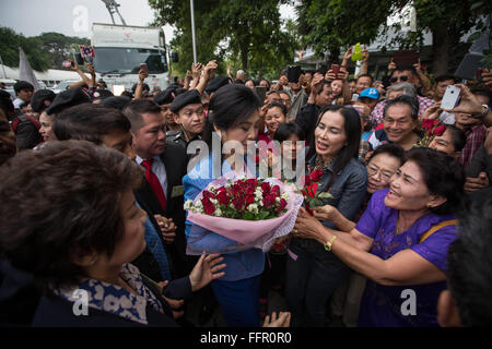 Bangkok, Bangkok, Thailand. 17. Februar 2016. Gestürzten Thailands ehemalige Premierministerin Yingluck Shinawatra kommen beim Obersten Gerichtshof in Chaeng Wattana Regierungskomplex für die zweite Anhörung in Bangkok, Thailand am 17. Februar. Yingluck Shinawatra wurde vor Gericht seit 15. Januar 2016 über eine teure Reispolitik Programm, wenn sie für schuldig befunden sie aufstehen konnte im Gefängnis bis zu 10 Jahren. Bildnachweis: Guillaume Payen/ZUMA Draht/Alamy Live-Nachrichten Stockfoto