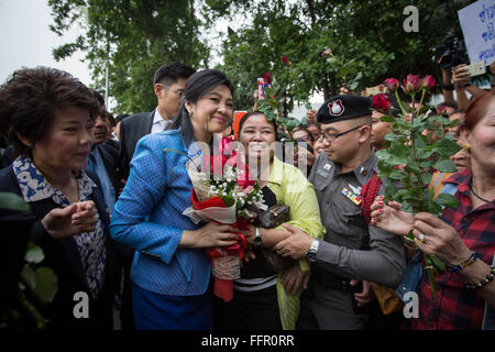 Bangkok, Bangkok, Thailand. 17. Februar 2016. Gestürzten Thailands ehemalige Premierministerin Yingluck Shinawatra kommen beim Obersten Gerichtshof in Chaeng Wattana Regierungskomplex für die zweite Anhörung in Bangkok, Thailand am 17. Februar. Yingluck Shinawatra wurde vor Gericht seit 15. Januar 2016 über eine teure Reispolitik Programm, wenn sie für schuldig befunden sie aufstehen konnte im Gefängnis bis zu 10 Jahren. Bildnachweis: Guillaume Payen/ZUMA Draht/Alamy Live-Nachrichten Stockfoto