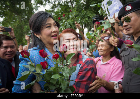 Bangkok, Bangkok, Thailand. 17. Februar 2016. Gestürzten Thailands ehemalige Premierministerin Yingluck Shinawatra kommen beim Obersten Gerichtshof in Chaeng Wattana Regierungskomplex für die zweite Anhörung in Bangkok, Thailand am 17. Februar. Yingluck Shinawatra wurde vor Gericht seit 15. Januar 2016 über eine teure Reispolitik Programm, wenn sie für schuldig befunden sie aufstehen konnte im Gefängnis bis zu 10 Jahren. Bildnachweis: Guillaume Payen/ZUMA Draht/Alamy Live-Nachrichten Stockfoto