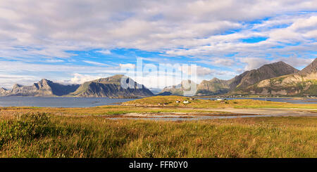 Abend Stimmung bei Selfjorden, in der Nähe von Fredvang, Flakstad, hinter der Bergkette des Flakstadoy, Insel Moskenesøya, Lofoten Stockfoto