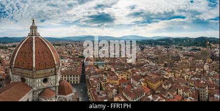 Blick auf die Stadt mit der Basilika Santa Croce und Palazzo Vecchio, Kathedrale von Florenz, Florenz, Toskana, Italien Stockfoto