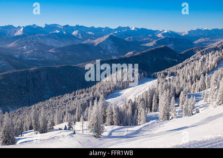 Skigebiet Brauneck, Blick Richtung Lenggries, Isarwinkel, Bayerische Voralpen, Karwendel, Upper Bavaria, Bavaria, Germany Stockfoto