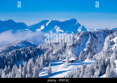 Tölzer Hütte, Berghütte, Brauneck, Wetterstein und Zugspitze hinter Lenggries, Bayerische Voralpen, Isarwinkel, Oberbayern Stockfoto