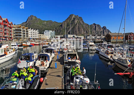 Boote in den Hafen von Svolvær, hinter Bergen, Vågan, Insel fährfrei, Lofoten, Nordland, Norwegen Stockfoto