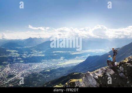 Wanderer, Männer und Frauen machen Sie eine Pause auf einem Bergweg, Goetheweg, Karwendel, Innsbruck, Tirol, Österreich Stockfoto
