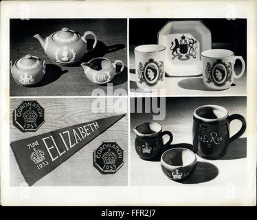 1953 - 200 Krönung Souvenirs gewählt: 200 aus 755 eingereichten Produkte als Andenken der Krönung von Elizabeth II genehmigt wurden, und diese gehen auf Verkauf in Großbritannien nach dem 1. Januar. Eine Anzahl von den Elementen werden in den Vereinigten Staaten durch die US-Agenten von den verschiedenen britischen Herstellern erhältlich. Foto zeigt oben links: Krönung Tee-Set von Wedgwood in traditionellen hellblau und weiß. US-Agent: Wedgwood, 24 54 East Street, NewYork, N.Y. oben rechts: Kindes Becher, Becher und Candy Dish aus Steingut. Krug und Becher haben das Wappen und das Porträt der Königin auf einem Stockfoto