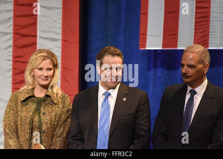 New York City, USA. 16. Februar 2016. Sandra Lee, Gouverneur Andrew Cuomo und ehemaliger Justizminister Eric Holder. Präsidentschaftskandidat und ehemalige US-Außenministerin Hillary Rodham Clinton sprach bei Shomburg Mitte auf ihre Pläne für die schwarze Gemeinschaft stärken und Gelegenheit für Minderheiten zu verbessern, wenn Präsident Credit gewählt: Andy Katz/Pacific Press/Alamy Live News Stockfoto