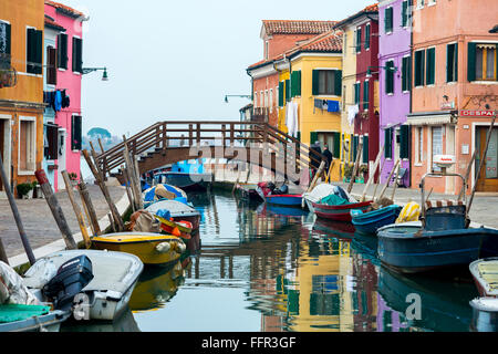 Bunte Häuser am Kanal mit Booten, Burano, Venedig, Veneto, Italien Stockfoto