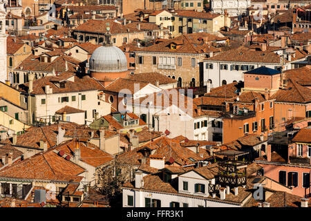 Blick über die Dächer des historischen Zentrums, Venedig, Veneto, Italien Stockfoto