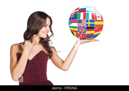 Geschäftsfrau hält Ball mit vielen verschiedenen Ländern Flaggen isoliert auf weiss Stockfoto