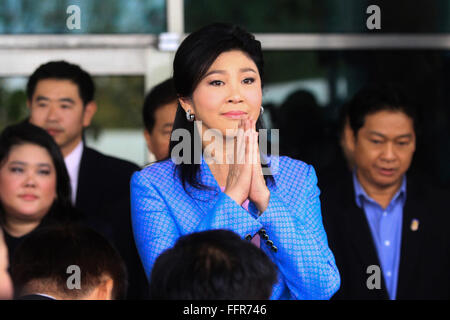 Bangkok, Thailand. 17. Februar 2016. Ehemalige thailändische Premierminister Yingluck Shinawatra kommt für ihr Gehör von einem Fall, in dem sie beschuldigt wird, von Gesetzesübertretungen Verwaltung eine umstrittene Reis Verpfändung Regelung bei Strafkammer des Obersten Gerichtshofs für Inhaber von politischen Positionen in Bangkok, Thailand, 17. Februar 2016. © Rachen Sageamsak/Xinhua/Alamy Live-Nachrichten Stockfoto