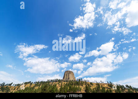 Devils Tower Nationalmonument mit einem schönen blauen Himmel in Wyoming, USA Stockfoto