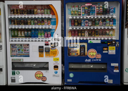 Automaten im zentralen Stadtteil Shibuya, Tokio in Japan, mit bunten Getränken und japanische Schriftzeichen. Stockfoto