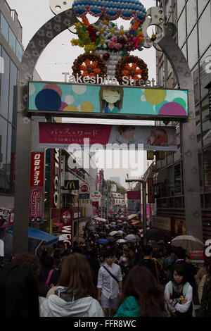 Menschenmassen schwärmen durch Takeshita-Straße im Stadtteil Harajuku in Tokio, Japan. Stockfoto