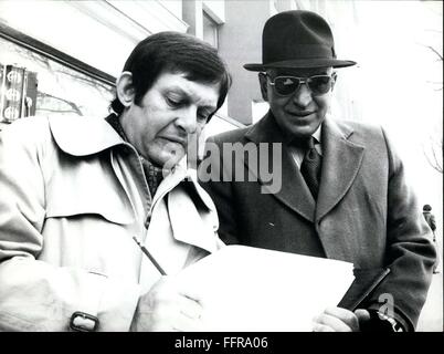 1974 - amerikanische Schauspieler Telly Savalas in West-Berlin Telly Savalas, US-amerikanischer Schauspieler, bekannt als "Kojak" in der tv-Serie "Einsatz in Manhattan, vor kurzem angekommen in West-Berlin für die Dreharbeiten des Films"Inside out". In dem Film (auch Stern-Ring-James Mason, Robert Culp und Doria Kunstmann) spielt er in der amerikanischen, der kein Geld gegangen ist und im letzten Moment wird einen Brief von einem deutschen, den er aus einem Stuntman Lager sagen kennt, liegt ein Schatz von 6 Millionen Dollar in Berlin, nur darauf warten für Ausgrabung. Es wird gearbeitet - mit Erfolg, das Foto Telly Savalas (r) und die Produkte zeigt Stockfoto