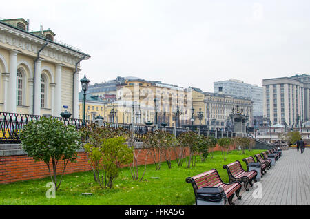 Allee in Aleksandrovsk zu einem Garten in Moskau, der Avenue, einen Garten, Aleksandrowski, Architektur, Anblick, Herbst, spät, Stadt Stockfoto