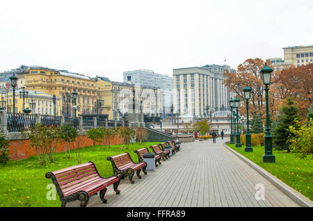 Allee in Aleksandrovsk zu einem Garten in Moskau, der Avenue, einen Garten, Aleksandrowski, Architektur, Anblick, Herbst, spät, Stadt Stockfoto