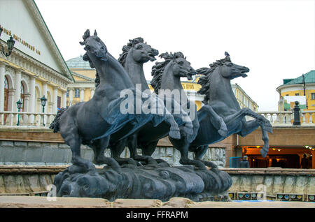 Skulptur der Springpferde in Aleksandrovsk zu einem Garten in der Stadt Moskau, eine Skulptur, Pferde, springen, Alexander Stockfoto