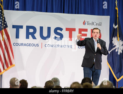 Columbia, South Carolina, USA. 17. Februar 2016. Präsidentschaftskandidat Ted Cruz(R) spricht für eine Schar von Anhängern an der Columbia-Armory in South Carolina. Bildnachweis: Crush Rush/Alamy Live-Nachrichten Stockfoto