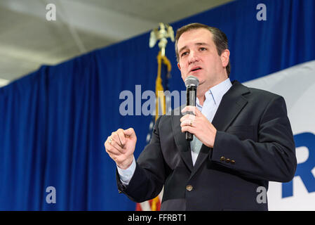 Columbia, South Carolina, USA. 17. Februar 2016. Präsidentschaftskandidat Ted Cruz(R) spricht für eine Schar von Anhängern an der Columbia-Armory in South Carolina. Bildnachweis: Crush Rush/Alamy Live-Nachrichten Stockfoto