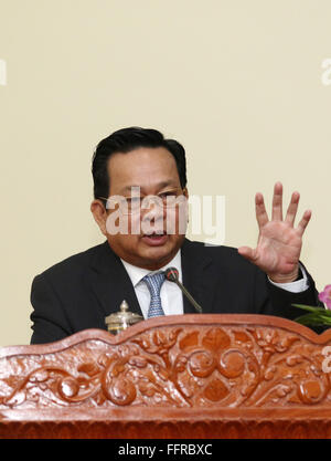 Phnom Penh, Kambodscha. 17. Februar 2016. Kambodschas Arbeitsminister Ith Samheng spricht während der Jahreskonferenz des Arbeitsministeriums in Phnom Penh, Kambodscha, 17. Februar 2016. ITH Samheng sagte am Mittwoch, Übersee kambodschanische Arbeiter zu ihren Familien in Kambodscha jährlich mehr als 1 Milliarde US-Dollar überwiesen hatte. Bildnachweis: Sovannara/Xinhua/Alamy Live-Nachrichten Stockfoto