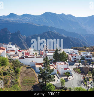 Blick über Dorf Artenara von Fußweg in den zentralen Bergen von Gran Canaria, Kanarische Inseln, Spanien Stockfoto