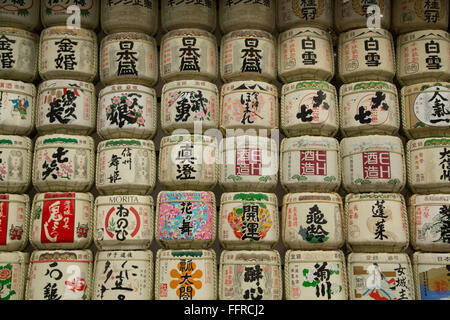 Sake-Fässer aufgereiht außerhalb der Meiji-Schrein in Tokio, Japan. Stockfoto