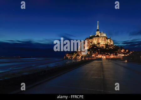 Mont Saint Michel Kloster und Bucht Wahrzeichen Nachtansicht. UNESCO-Weltkulturerbe. Normandie, Frankreich, Europa. Stockfoto