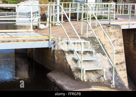 Treppe rauf und runter an die Spitze der das kleine Wasserkraftwerk in Djupafors, Schweden. Stockfoto