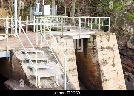 Treppe rauf und runter an die Spitze der das kleine Wasserkraftwerk in Djupafors, Schweden. Stockfoto