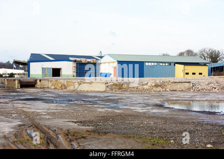 Kallinge, Schweden - 7. Februar 2016: Gerüste stehen gegen ein Industriegebäude mit Paketen der Isolierung an der Spitze. Bauen Stockfoto