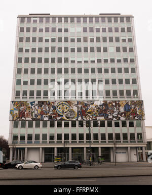 BERLIN - Februar 16: Das "Haus des Lehrers" (Deutsch für Haus des Lehrers) in Berlin-Mitte am 16. Februar 2016. Liegt nea Stockfoto