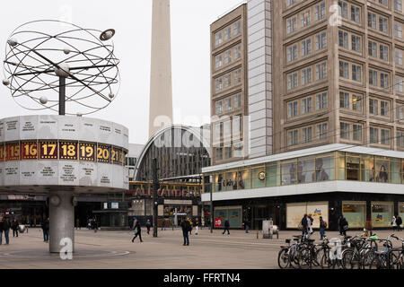 BERLIN - Februar 16: Der Stechuhr der TV Turm und Alexander Trainstation in Berlin am 16. Februar 2016 Stockfoto