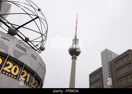 BERLIN - Februar 16: Die Weltzeituhr und der Fernsehturm in Berlin Alexanderplatz am 16. Februar 2016. Stockfoto